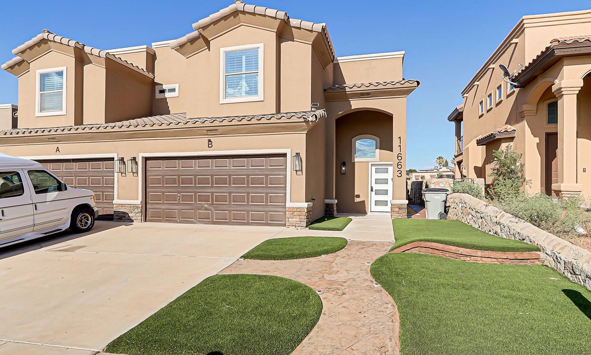 Biggs Field House | Dos Palmas Home/Modern 3BR Townhome w/Garage