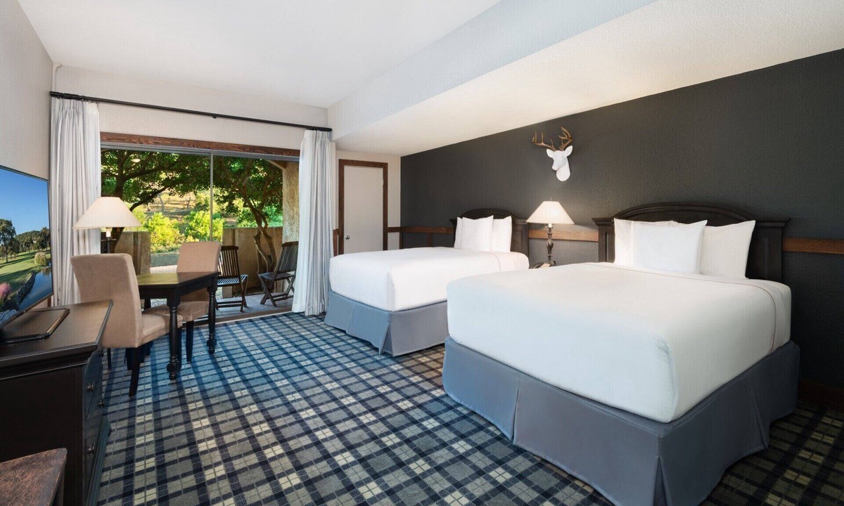 Boerne Hotel | Double Queen Balcony Room | 2 Units | 6 mi to Main Street Shops & Dining