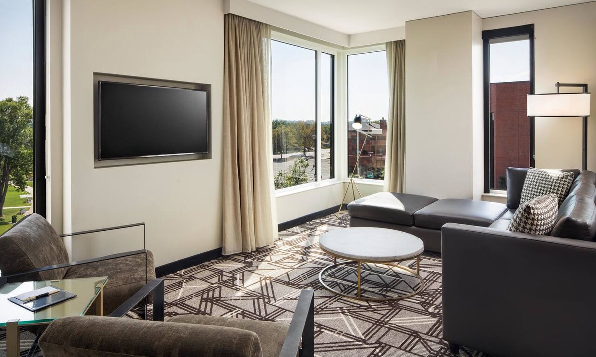 Greeley Hotel | DoubleTree by Hilton Greeley at Lincoln Park