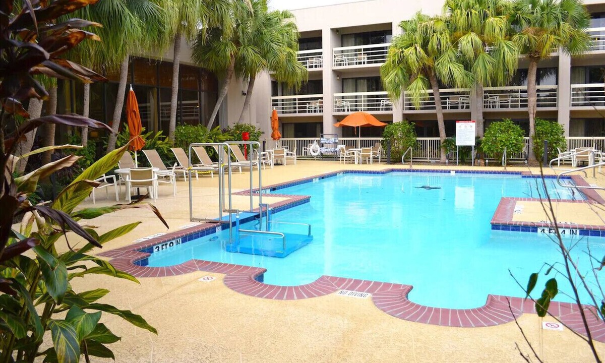 Southeast Houston Hotel | DoubleTree Houston 2 Double Studio Gym, Pool