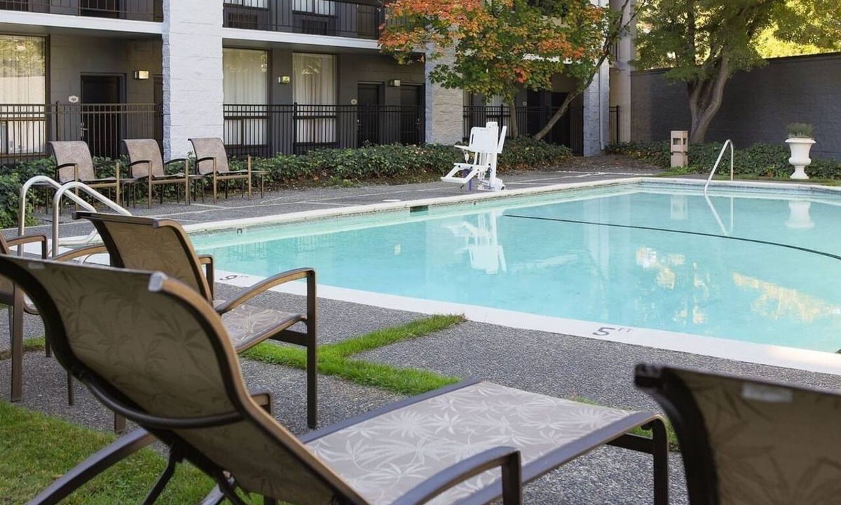 Wilburton Hotel | Downtown Double Hideaway | Onsite Courtyard Pool | 1.1 mi to Bellevue Square