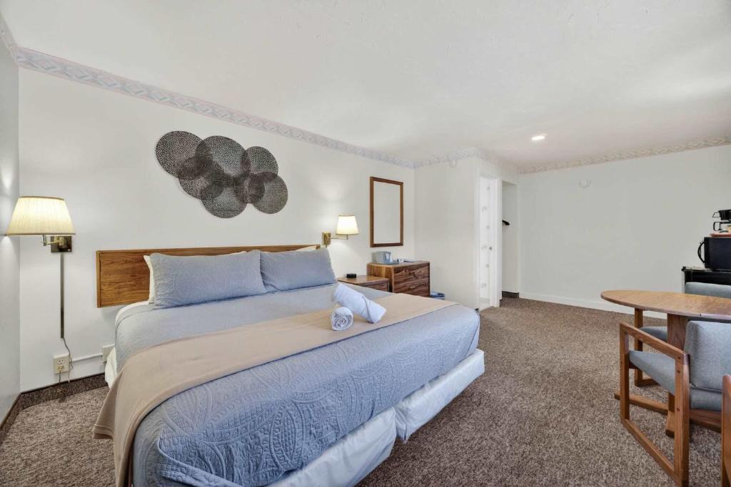 Manitou Springs Hotel | Eagle Motel Suite 100