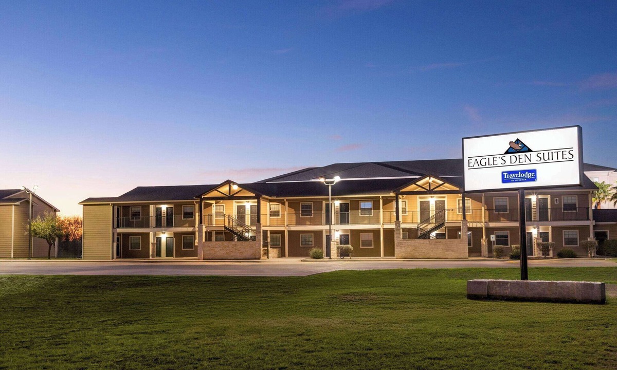 Kenedy Hotel | Eagle's Den Suites Kenedy a Travelodge by Wyndham