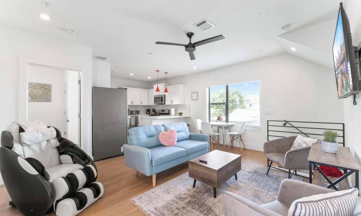 Central East Austin Condo | East Downtown 3BR Condo | Free Parking | Sleeps 7