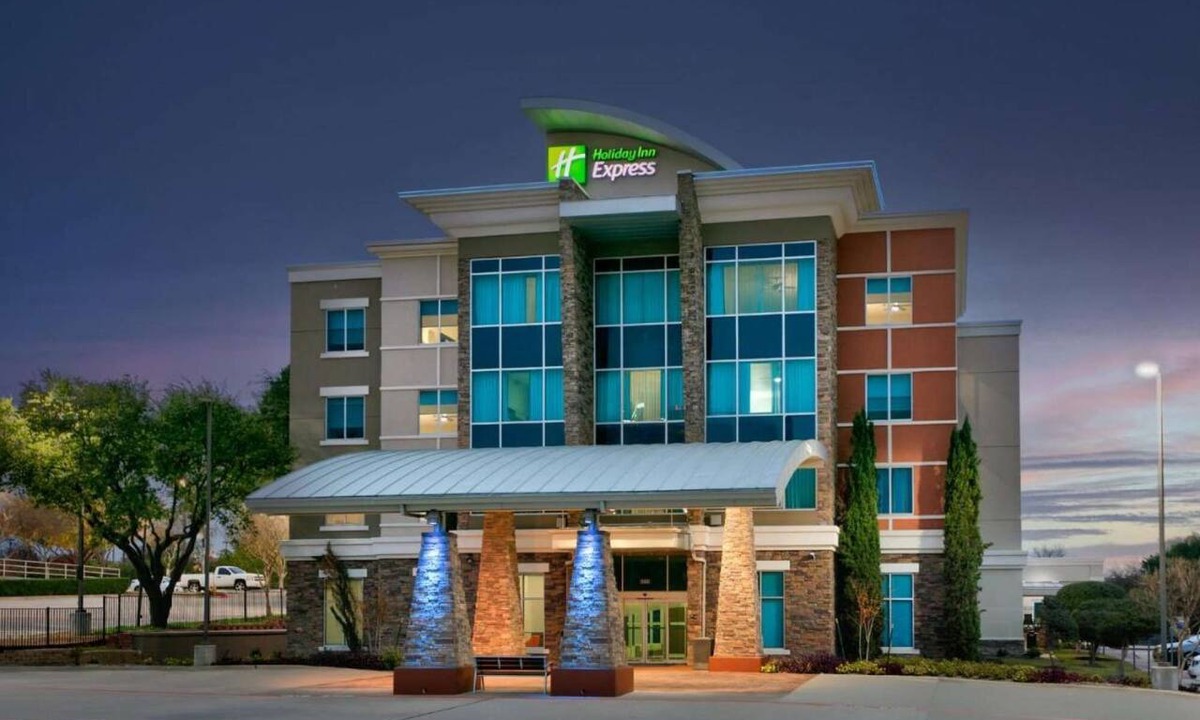Far North Dallas Hotel | Easy Access to I-635, & Airports + Free Breakfast