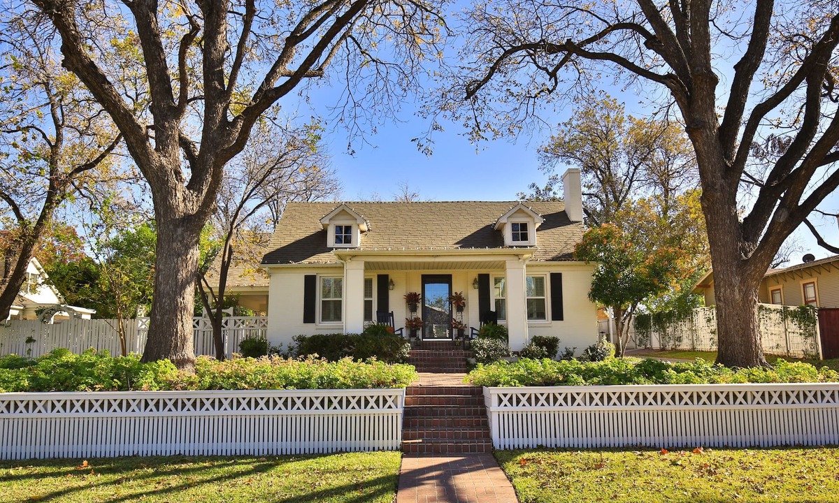 Sayles Blvd. Area House | Eleven09-A Fine Guest Experience in the Sayles/Highland Historic District