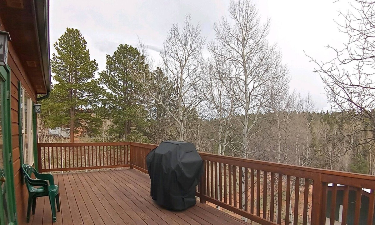 Spring Valley House | Elk Valley Retreat- Secluded Cabin with Views, multiple decks,