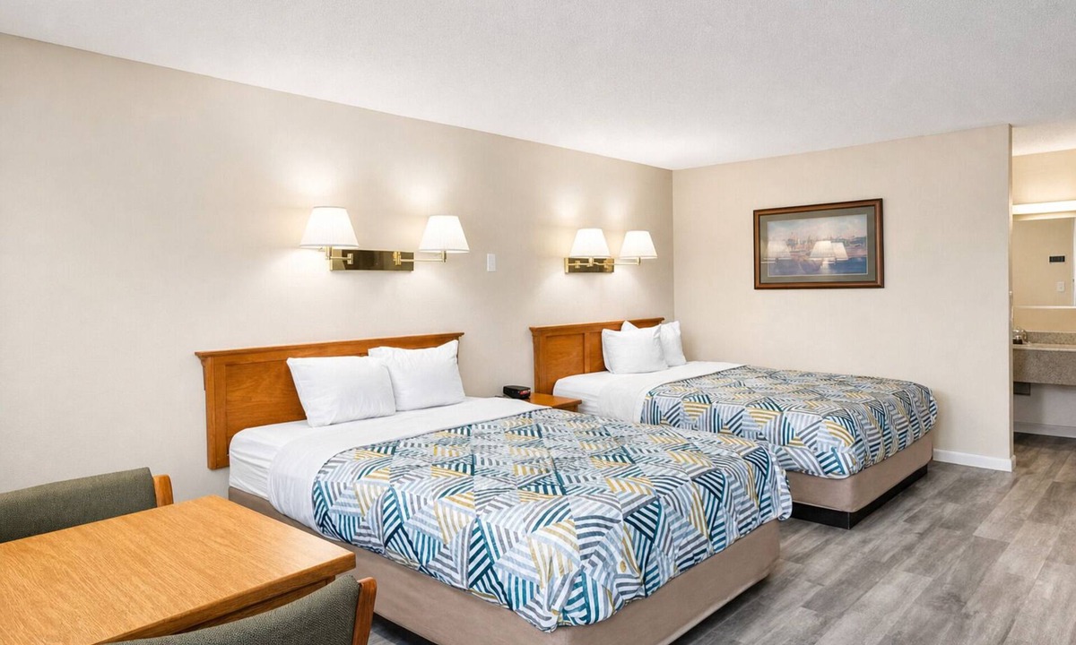 Forsyth Hotel | Enjoy a Refreshing 3-Room Stay Close to Popular Local Attractions, w/Breakfast