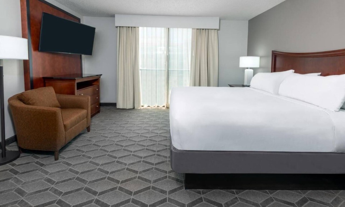 Park Central Hotel | Ensuring a Very Comfortable & Memorable Stay! 4 Relaxing Units, Pool!