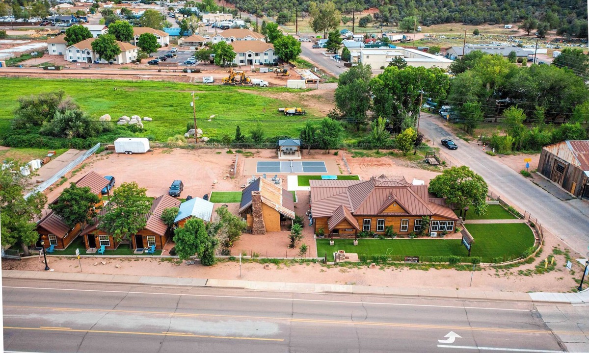 Payson House | Entire Village (4 homes) Pickle ball court! Sleeps 27!