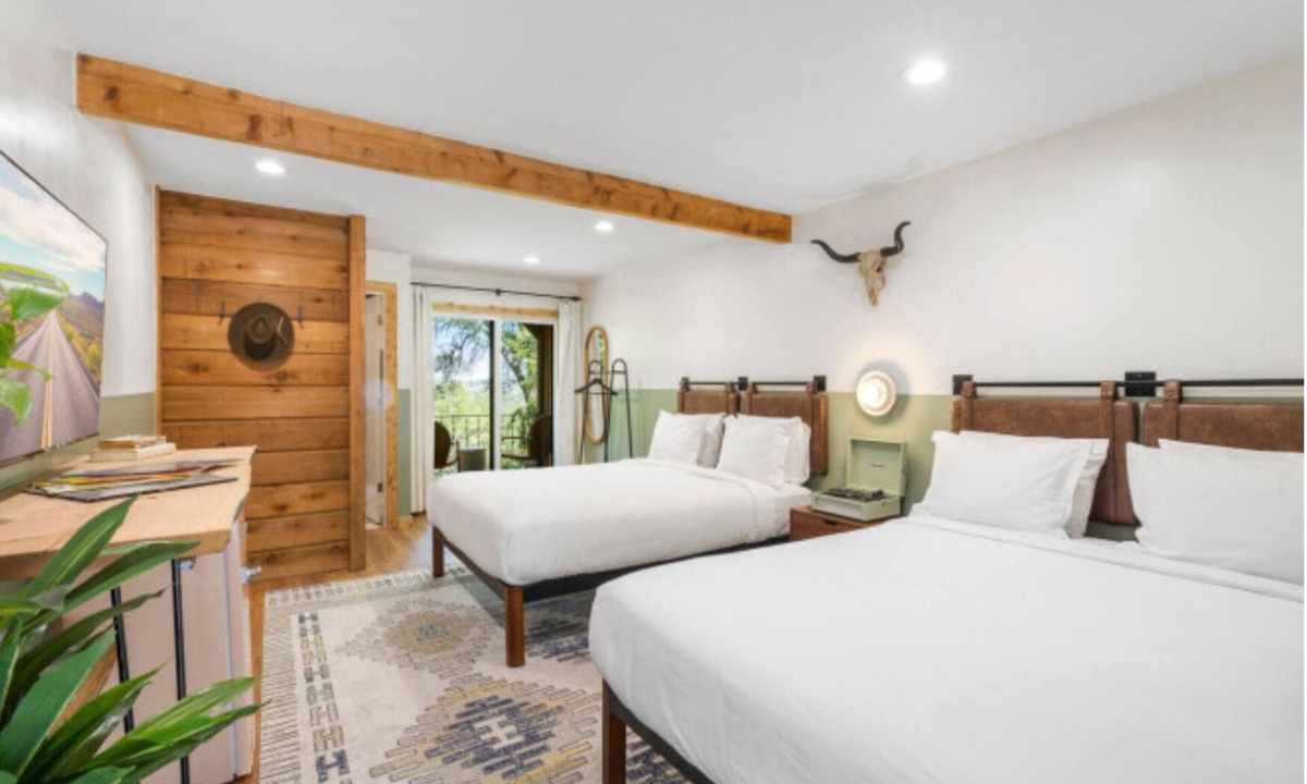 Wimberley Hotel | Epic Double Queen Room - Hilltop Boutique Hotel