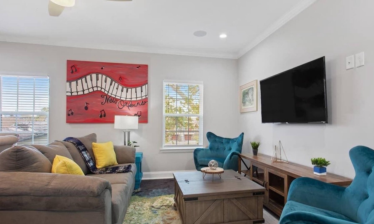 Mid-City House | Exception Up-class Living! Book Today!