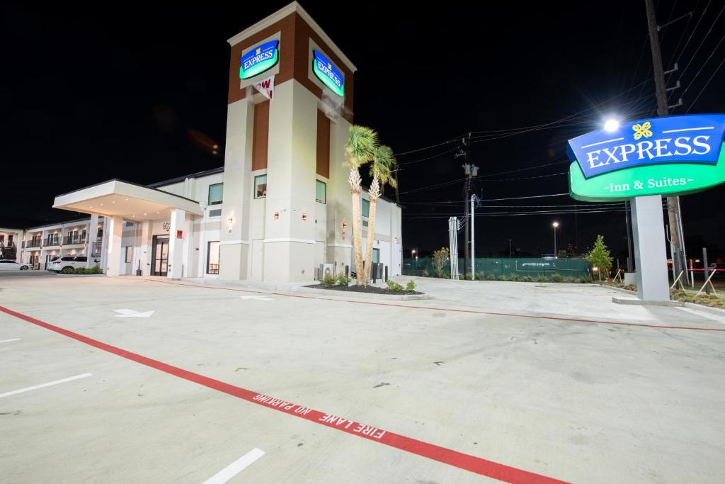 Woodlake - Briar Meadow Hotel | Express Inn & Suites