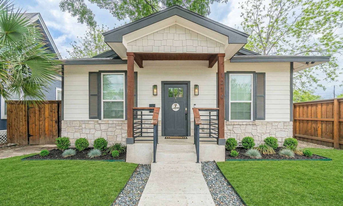 Eastside Promise Neighborhood House | Family Friendly | Patio | Fireplace | BBQ | Games