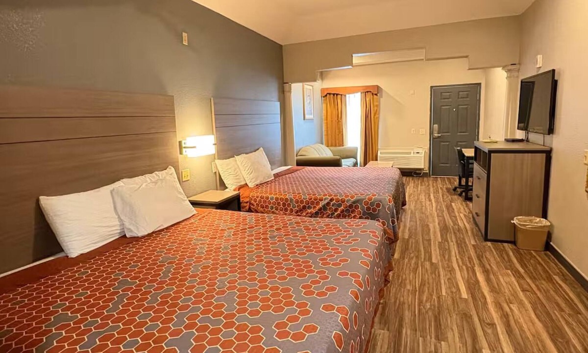 Humble Hotel | Family-Friendly Room w/Kitchenette | IAH Airport – Less Than 6 Miles Away