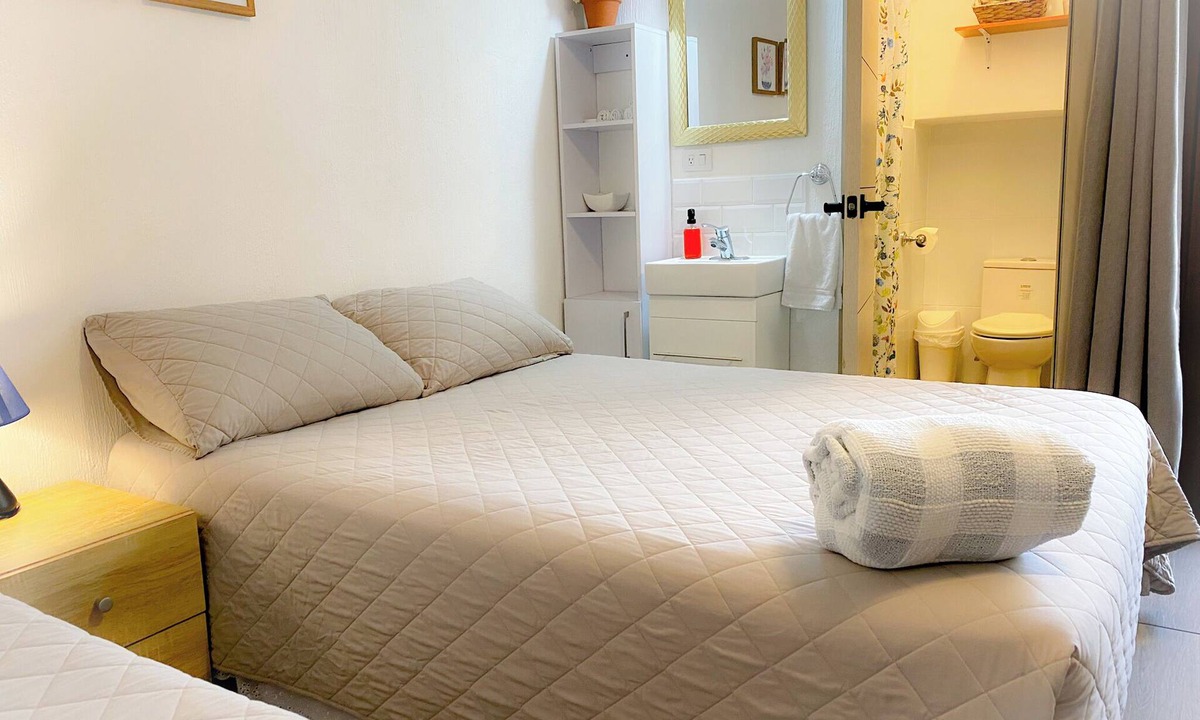 Zona 12 Hotel | Family room with bathroom and air conditioning. Near Guatemala airport, zone 12.