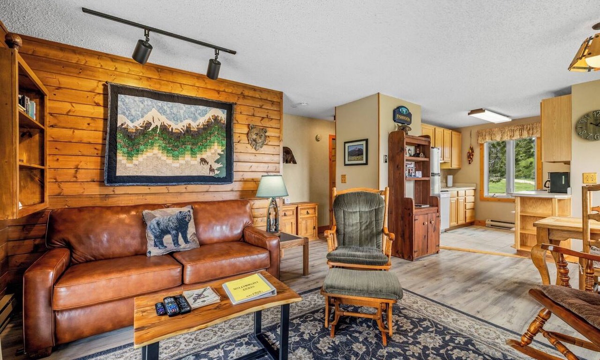 Clark Cabin | Fish Hook - Cozy cabin tucked in the mountains