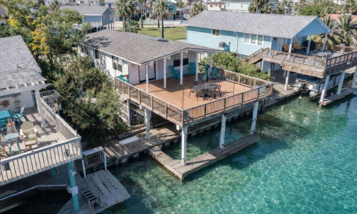 Jamaica Beach House | Flamingo Way | 2BR + Sleeping Den | Waterfront