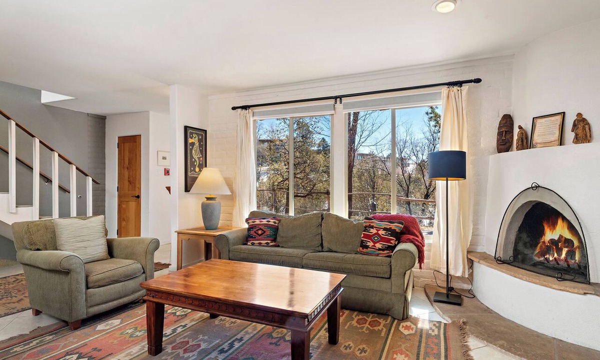 Northeast Santa Fe Hotel | Fort Marcy 24 | Walk to Plaza | Kiva Fireplace | Full Kitchen | Hot Tub | Pool | 2 Levels