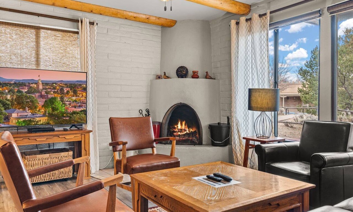 Northeast Santa Fe Hotel | Fort Marcy 89 | Walk to Plaza | Kiva Fireplace | Full Kitchen | Hot Tub | Pool | End Unit | 2 Levels