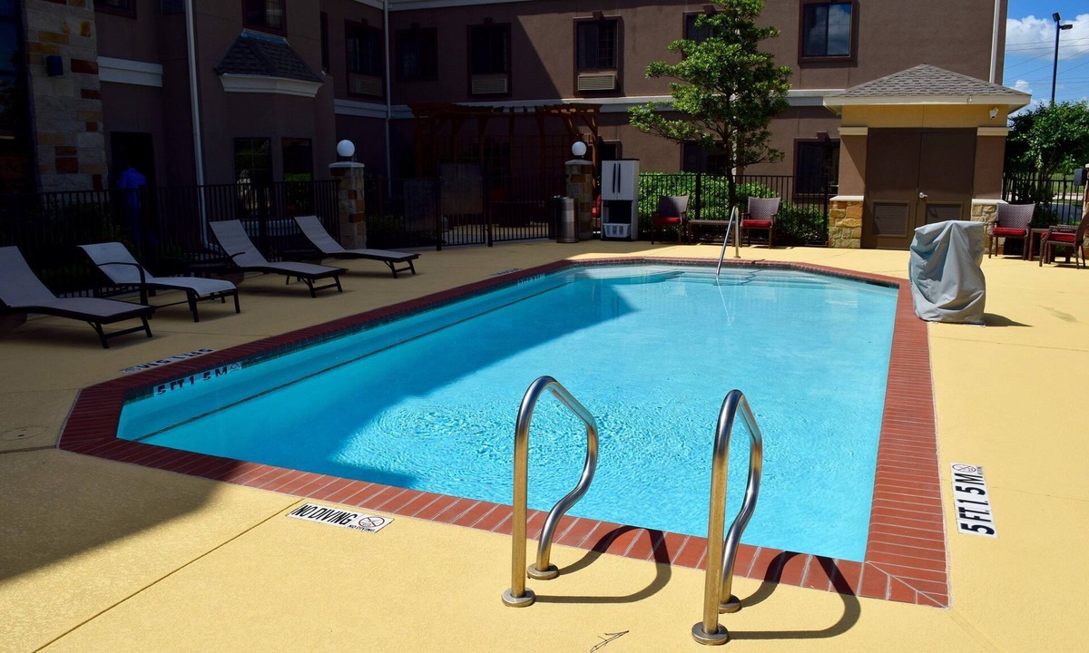 Stafford House | Free Breakfast + Outdoor Pool + 24 Hour Fitness Center