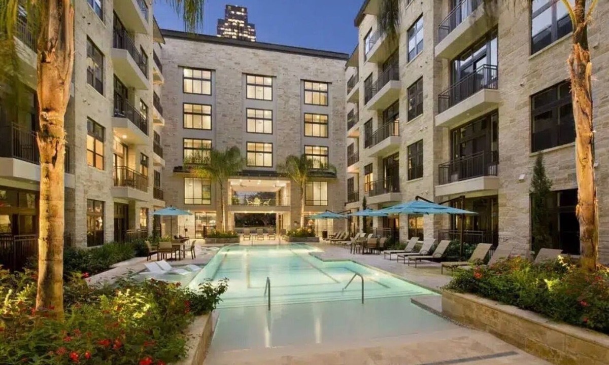 The Galleria Apartment | Galleria King Luxe - Wall to Mall - Pool View