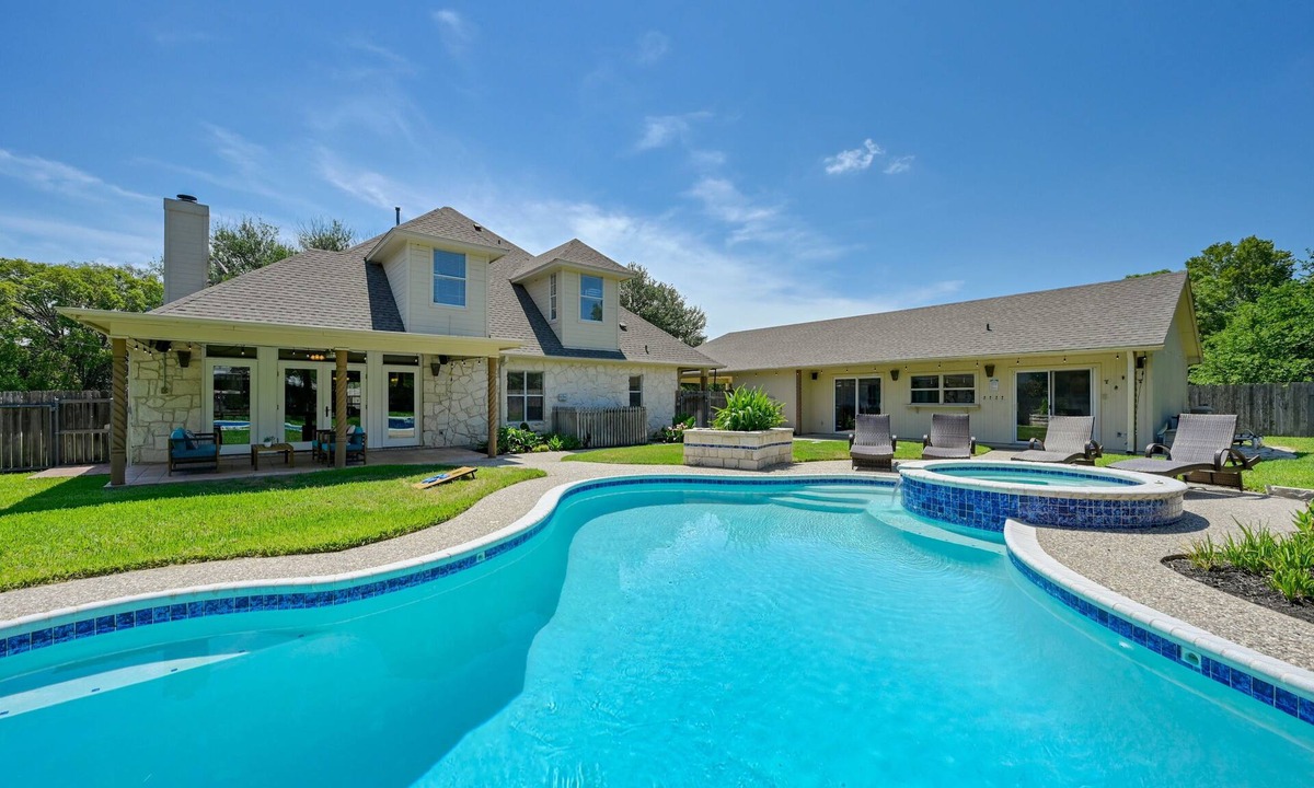 San Leanna House | Game room, 16 Beds, Pool, Hot tub, 12 min to Downtown