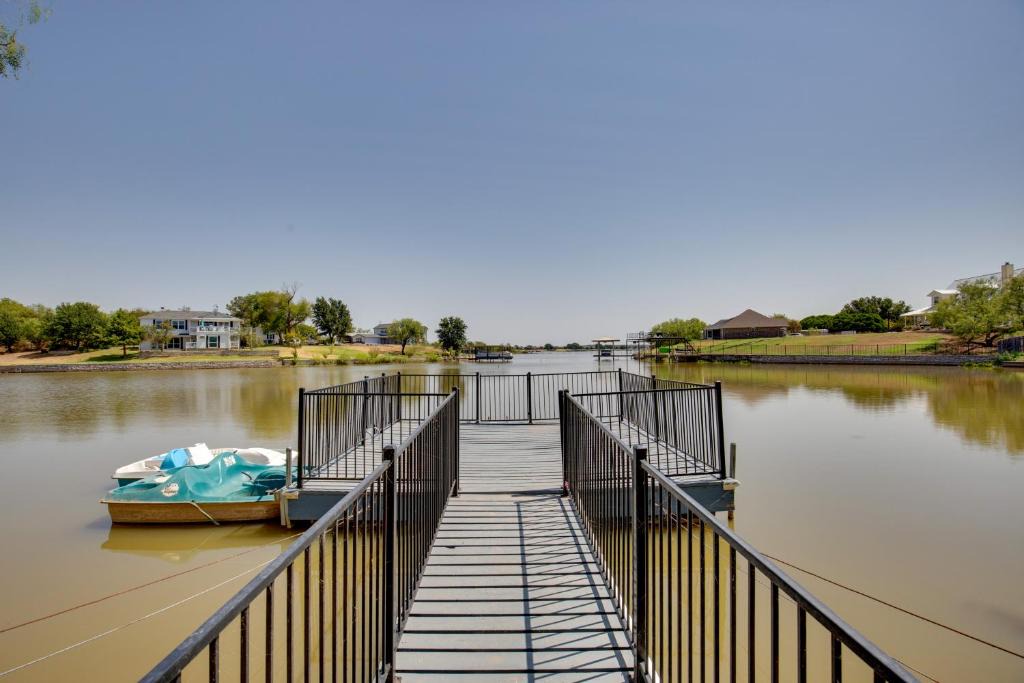 Dennis House | Game Room & Dock: Waterfront Granbury Lake Retreat