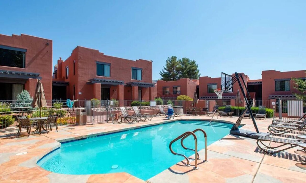 Oak Creek Hotel | Gather & Explore Sedona from Our 2 Spacious Units | Pool & Kitchen