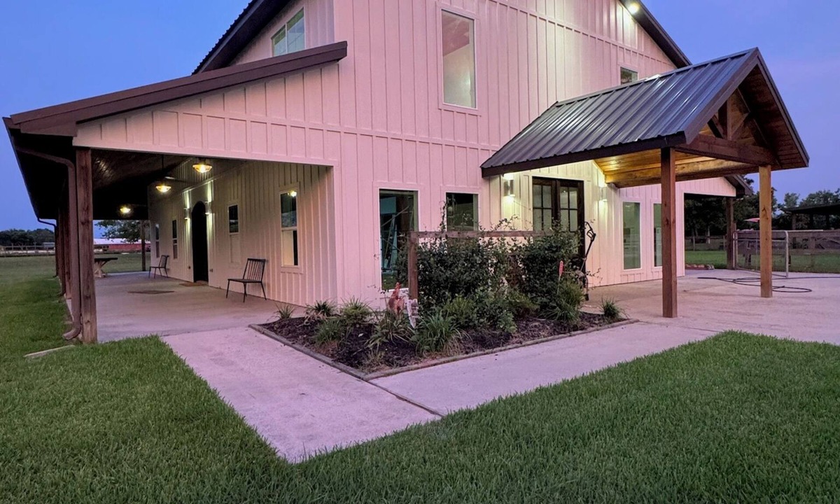 Alvin House | Giant Farmhouse in Santa Fe that sleeps 21
