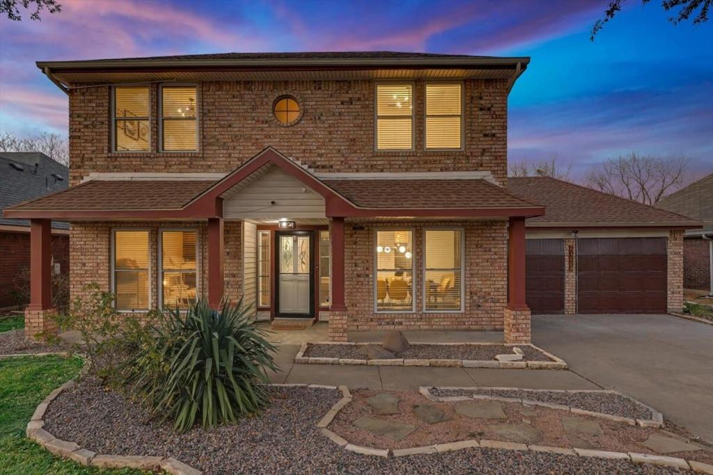 Mesquite House | Glamorous 4BR 2,5BA Holiday Home with Pool, Game Room & Fire Pit