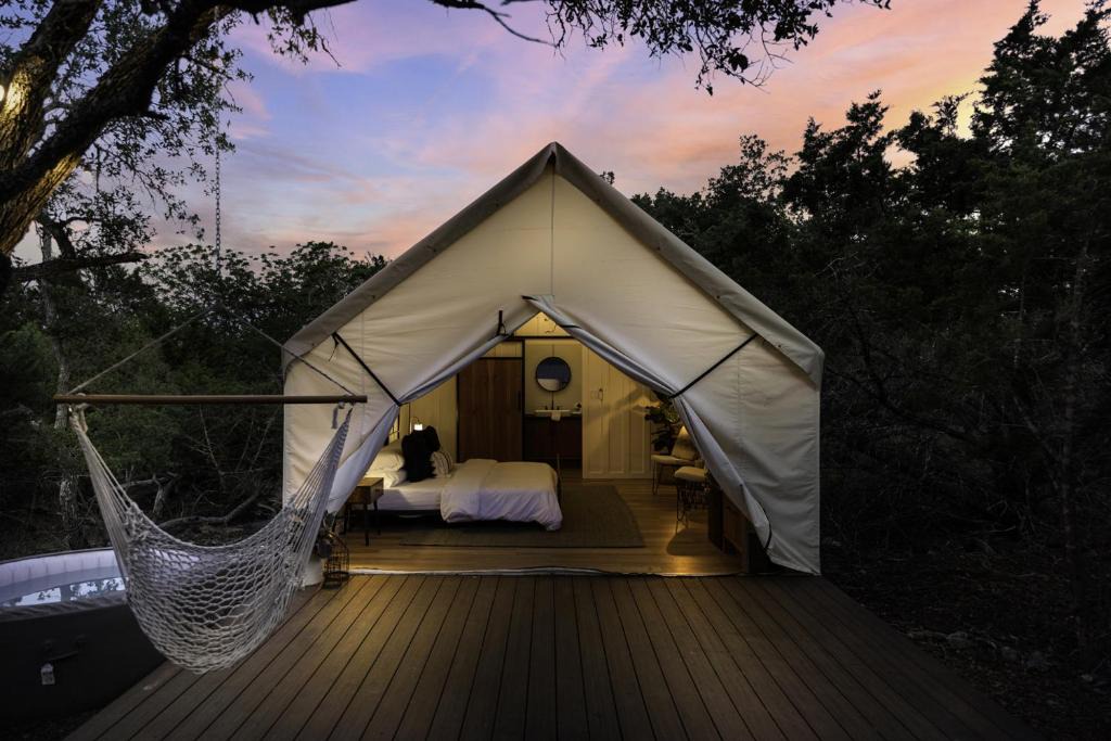 Fredericksburg Other | Glamping at Cherry Cove W/ Hot Tub!