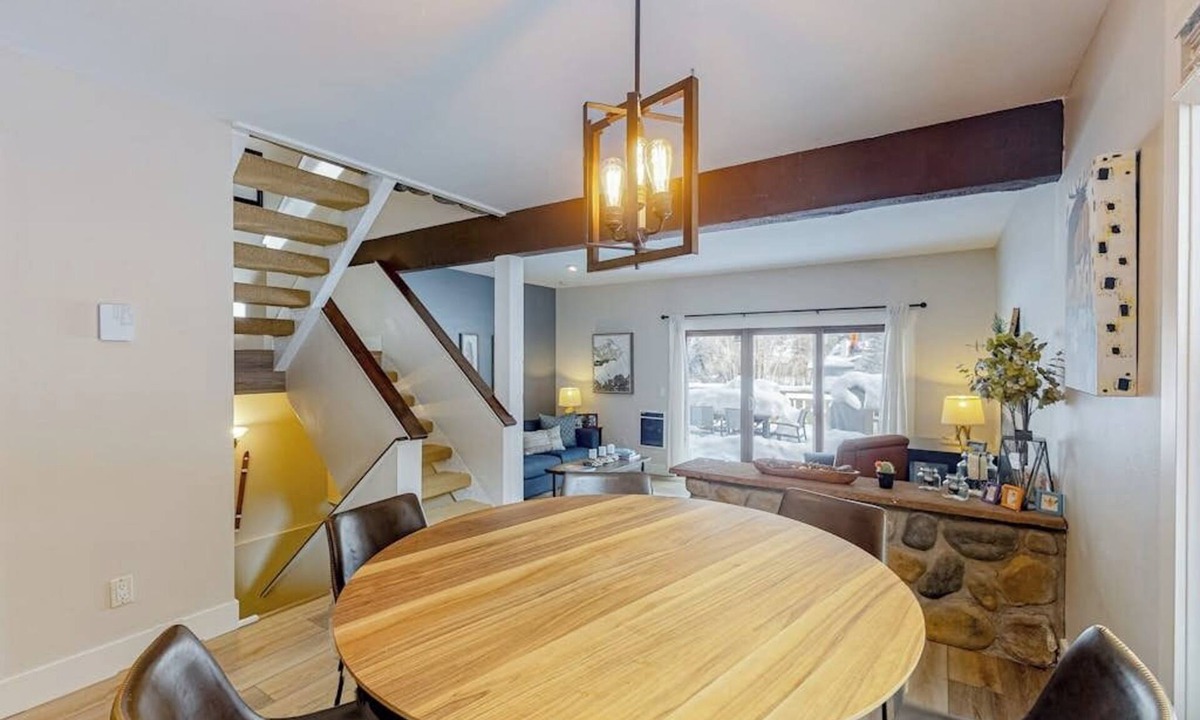 Eagle-Vail House | Golf Course Condo with Gas Fireplace, WiFi & Deck with Mountain Views