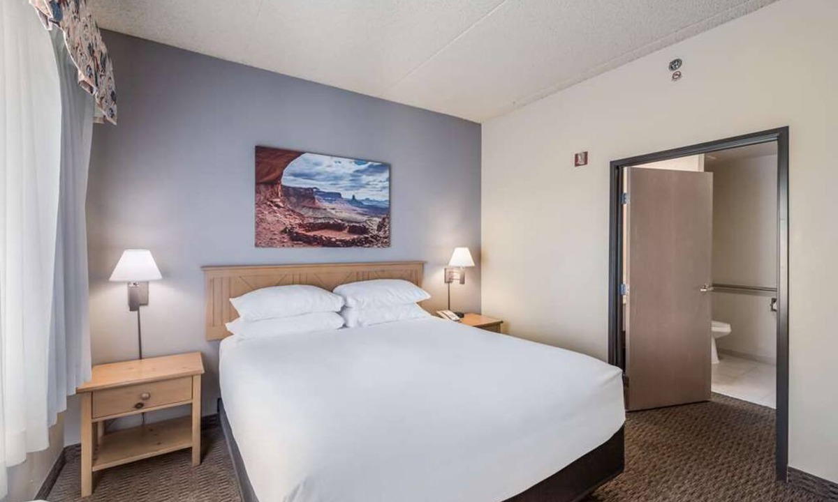 Palm Valley Hotel | Goodyear Getaway | Free Breakfast, Parking, Outdoor Pool | Pets Are Welcome!