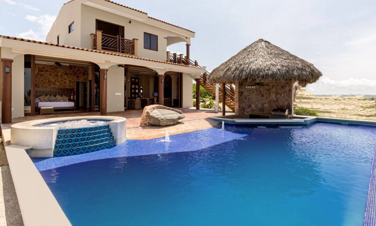 Puerto Escondido Villa | Gorgeous 3 Bedroom Beachfront Villa with Swim Up Bar