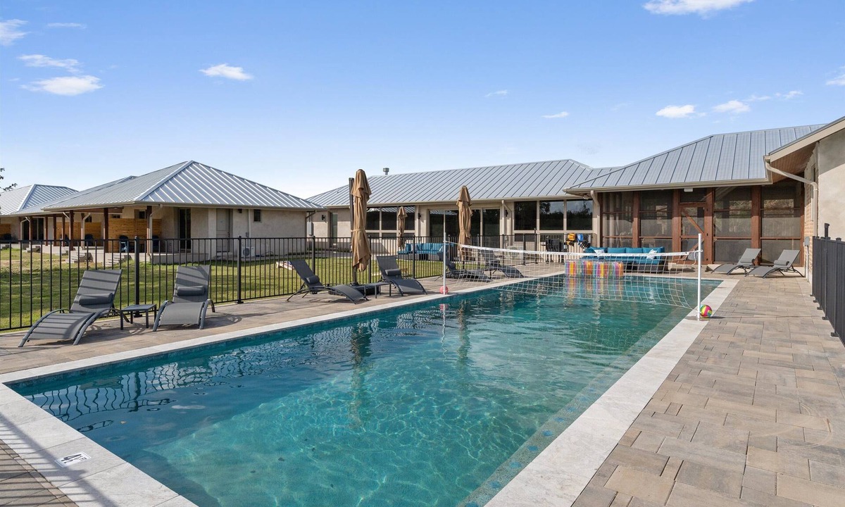 La Grange House | Gorgeous Lakeside Retreat Center (30 beds)