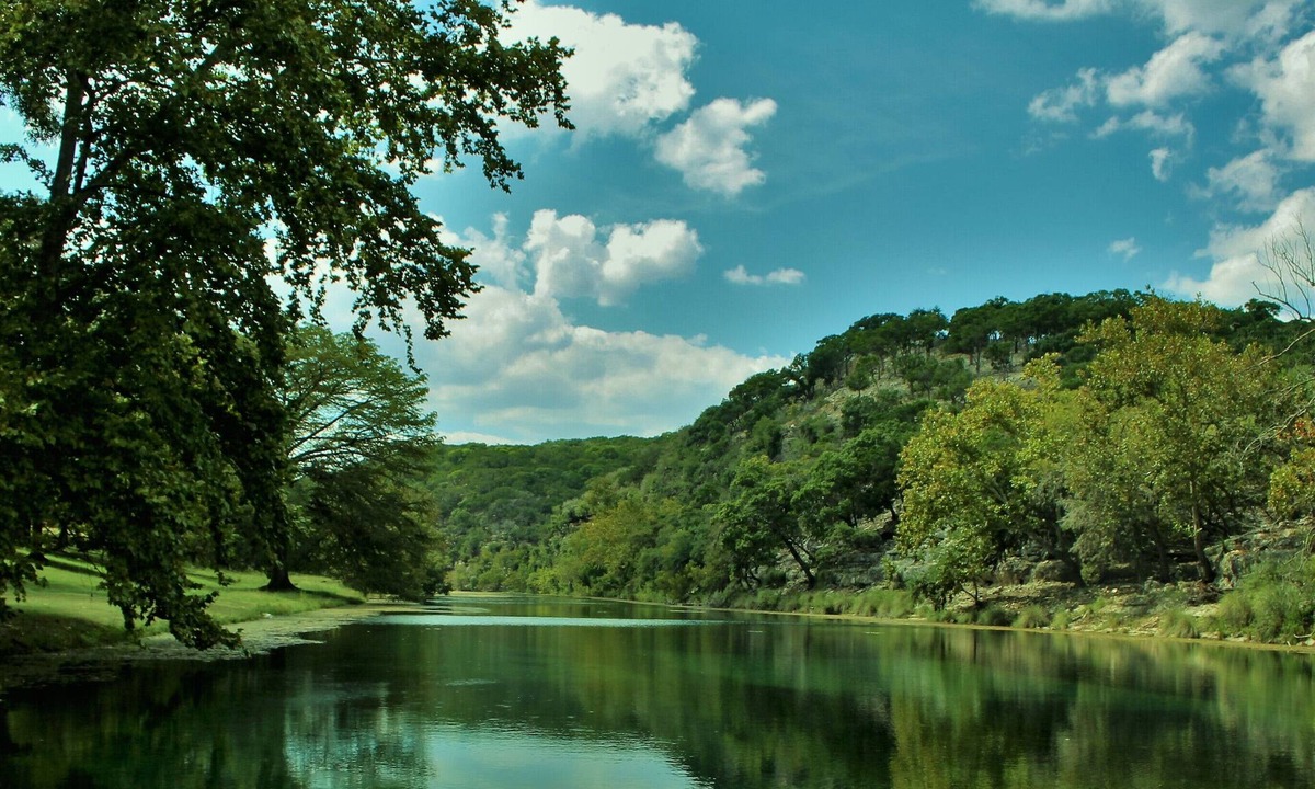 Hunt House | Gorgeous Riverfront Home! Sleeps 16! A View from every window!