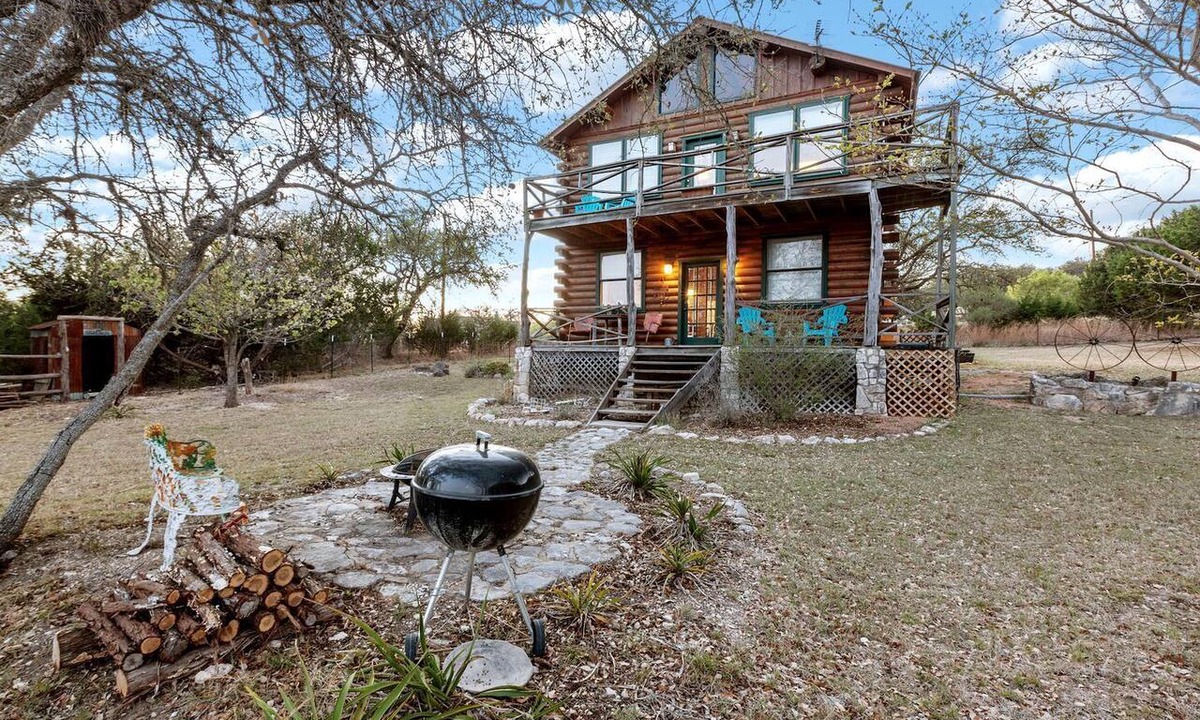 Fredericksburg Cabin | Gorgeous Rustic Log Cabin with Fire Pit and Grill near Top Wineries in Fredericksburg, Texas