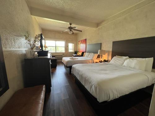 Mount Ida Hotel | GR4 - Mountain Harbor Queen Guest Room on Lake Ouachita