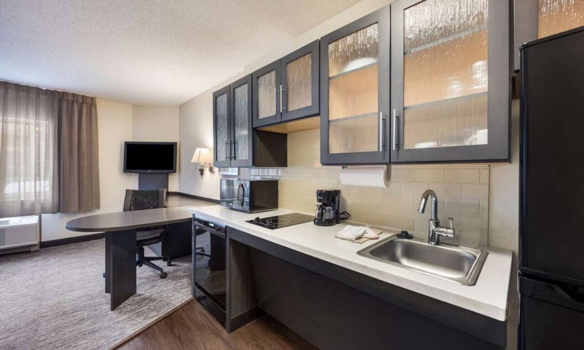 Plano Hotel | Great Pick for Your Next Staycation! Unit with Full Kitchen, Pets are Welcome!