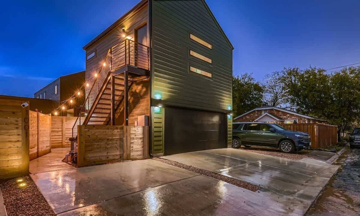 Georgetown House | Green Room Studio Walk to Square and River Trail