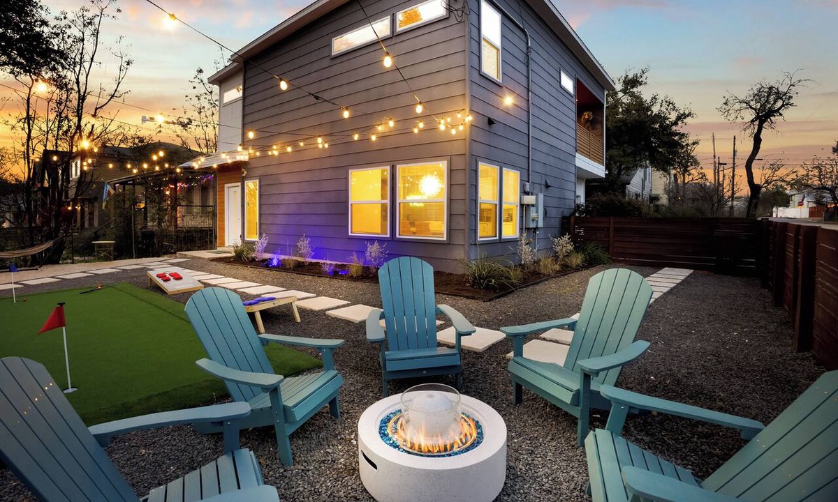 Chestnut House | Groovy Putt & Pour: EV, Pets + Walk to Fun & Eats