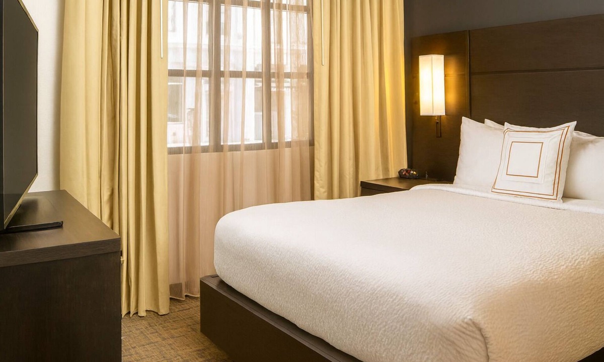 Arts/Warehouse District Hotel | Group Getaway! 2 Spacious Suites, Full Kitchen, Free Breakfast, Outdoor Pool!