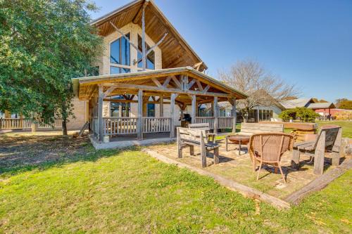 Quinlan House | Group Getaway! Multi-Level Lodge on Lake Tawakoni