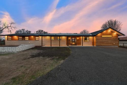 Kerrville House | Guadalupe Bluff Modern House