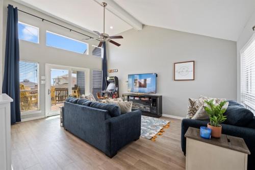 Galveston House | Gulf-View Townhome Hot Tub 2-Min Beach Walk