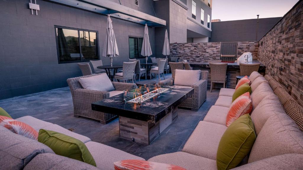 Downtown Riverside Hotel | Hampton Inn Riverside Downtown Convention Center