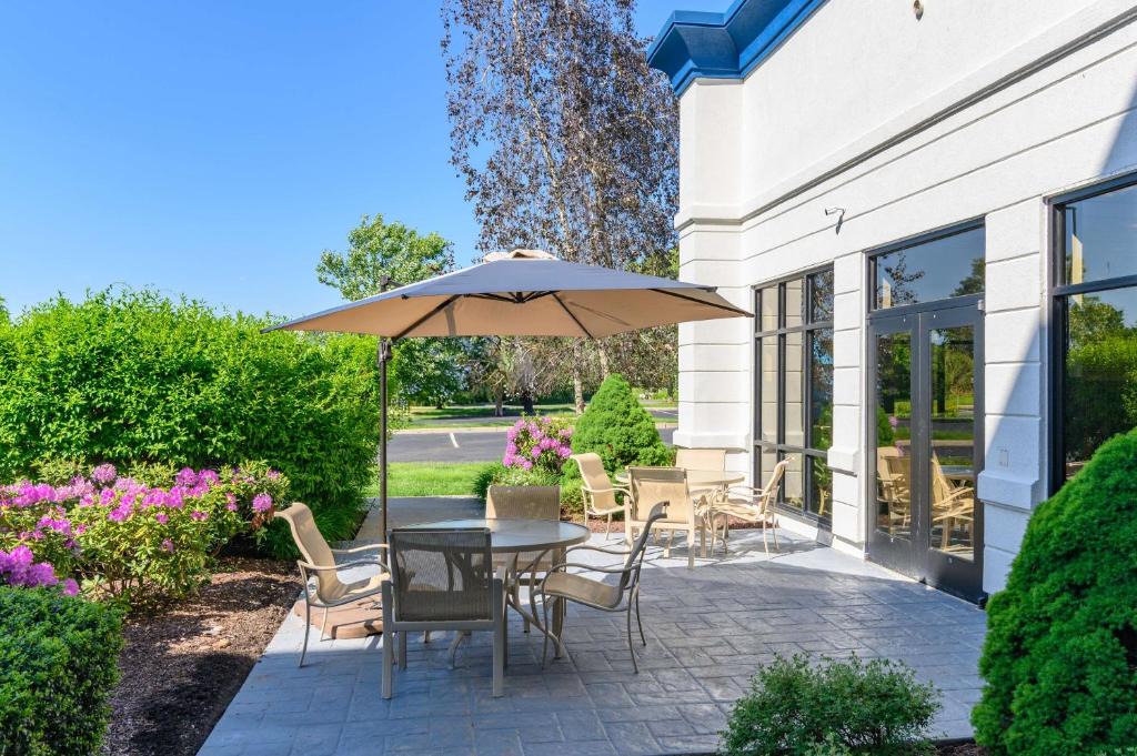 Manchester Hotel | Hampton Inn & Suites Hartford-Manchester