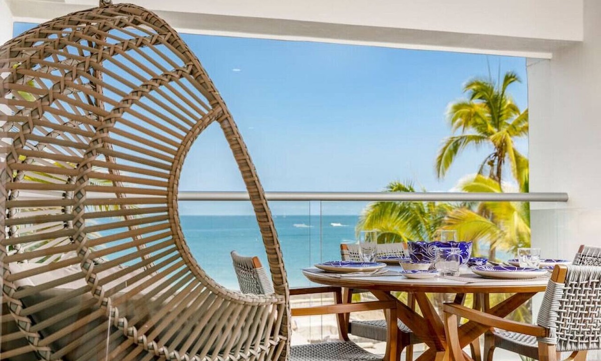 Las Glorias Apartment | Harbor 3008 Amazing beach front romantic vacation home by Moikkarentals