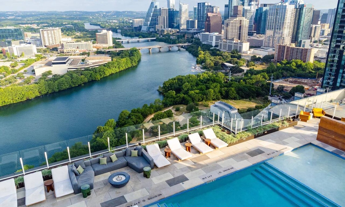 Rainey Street Historic District Condo | Heated Rooftop Pool | Free Parking! | Skyline View